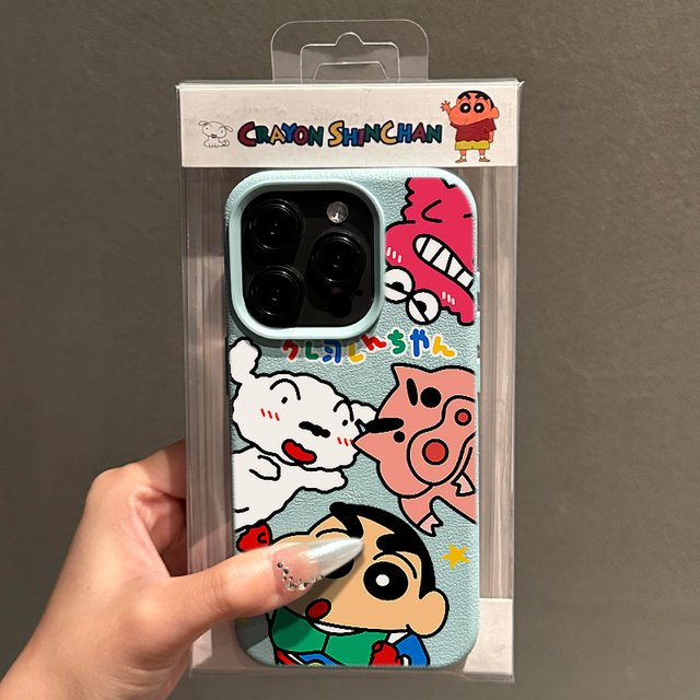 Potdemiel Handyhülle aus Imitat-Leder mit C-Crayon und S-ShinChan Design in Schwarz für iPhone 16 15 14 13 12 11 Pro Max Plus XS XR X - Bild 1