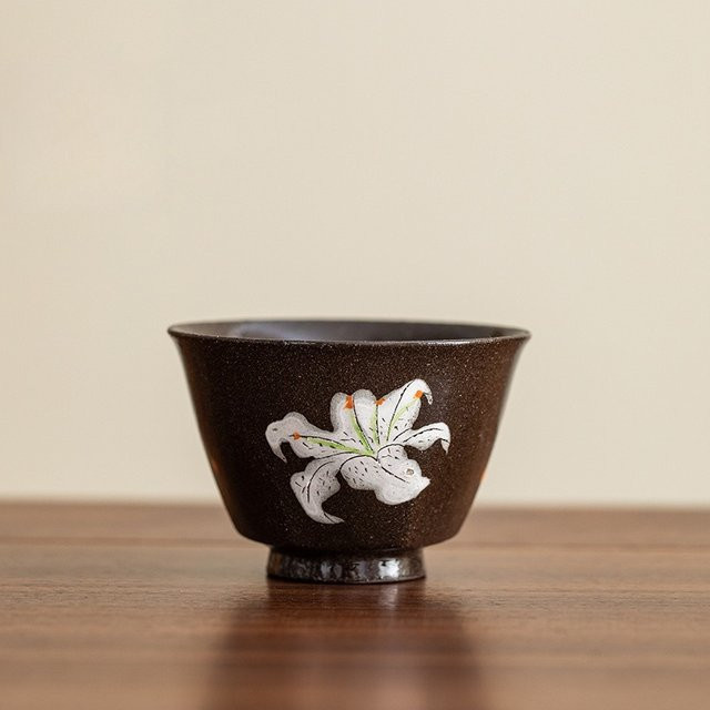 Handbemalte Keramik-Teetasse mit weißem Lilien-Design im japanischen Vintage-Stil - Bild 1