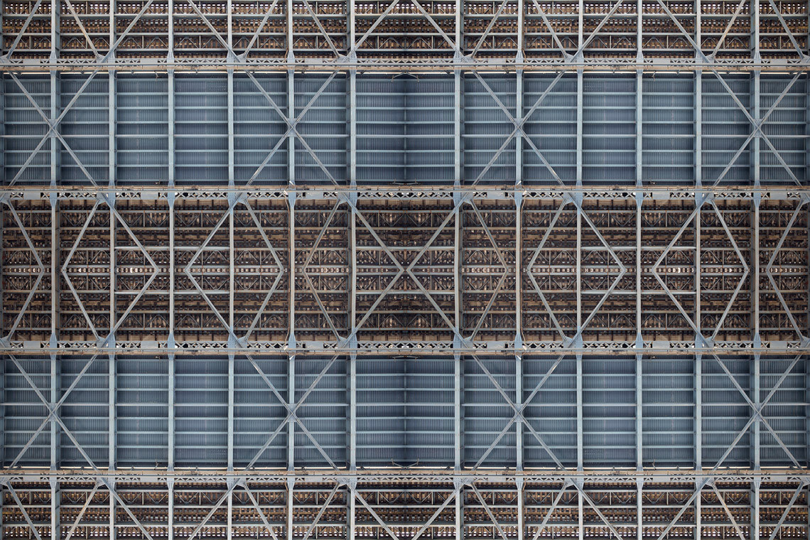 Rebel Walls Panorama Tapete Beneath the Bridge in Blau mit geometrischem Industrial Design - Bild 2