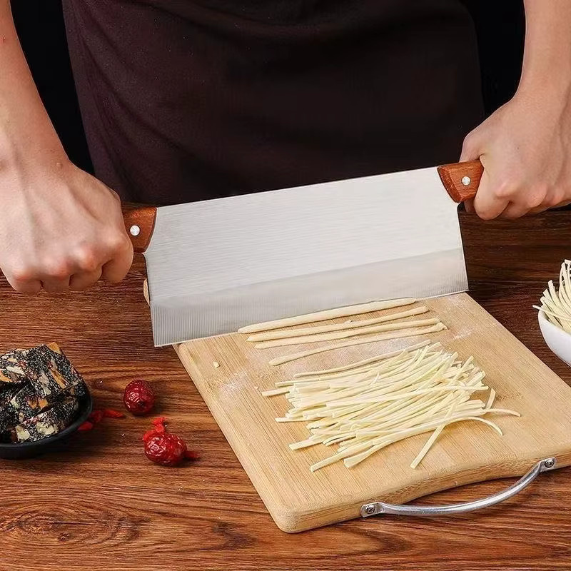 PLYS Pizza- und Backmesser aus Edelstahl mit Holzgriff in Silber - Bild 3