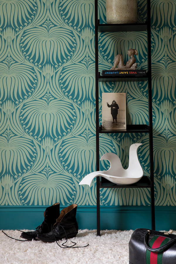 Farrow & Ball Tapete Lotus Vardo in Breakfast Room Green mit floralem Design und botanischem Muster - Bild 1