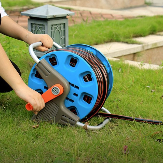 Tragbarer Gartenschlauchhalter in Blau für 5/8 Zoll und 3/4 Zoll Schläuche als freistehende Schlauchtrommel - Bild 1