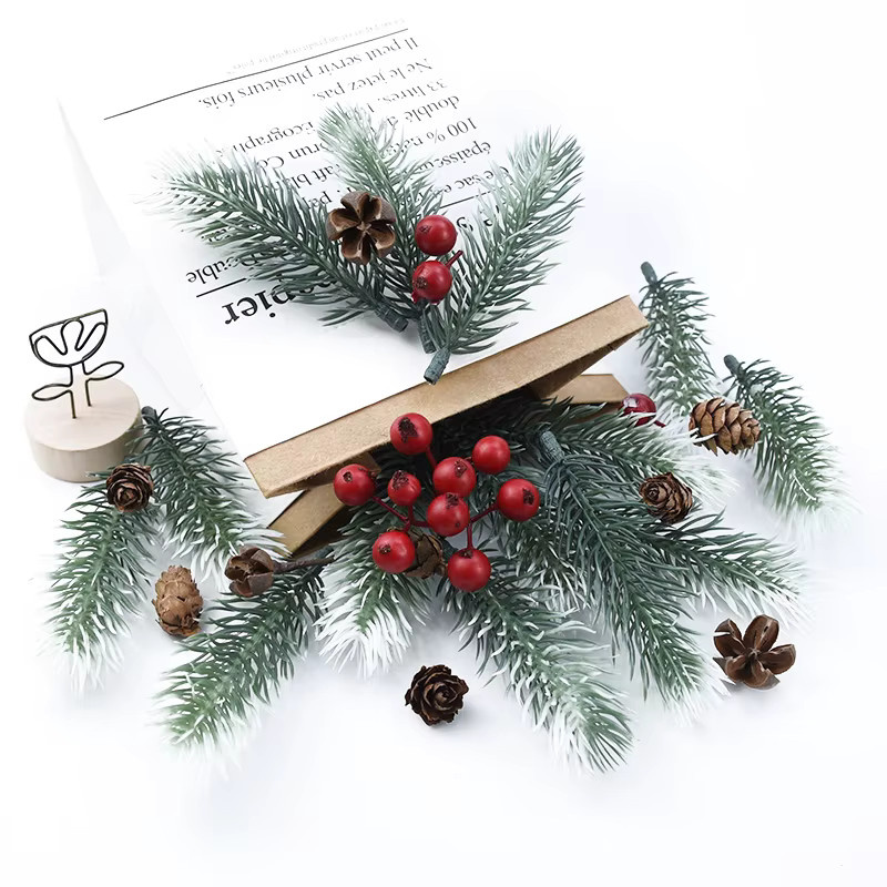 XIAOYINMO Künstliche Kiefernnadeln und Schneeflocken in Grün für Weihnachtsdekoration und DIY-Bastelarbeiten - Bild 1