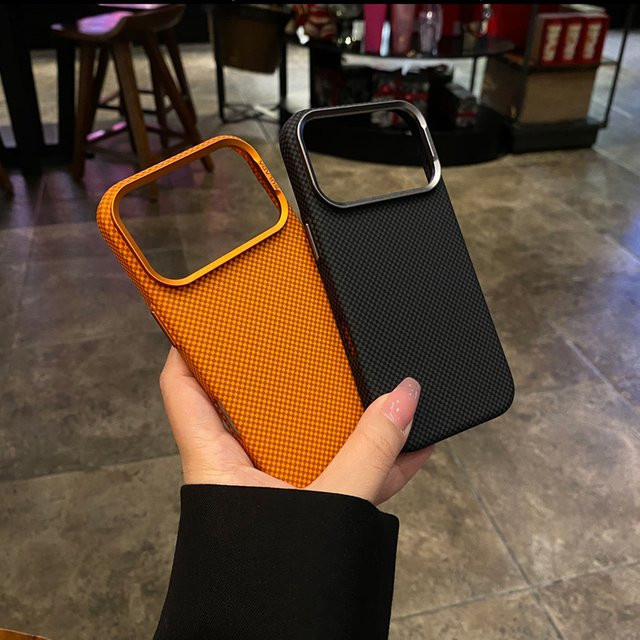 Magnetische ultradünne iPhone 17 Pro Max und 16 Pro Telefonhülle mit Kohlefaser-Textur und mattiertem Hautgefühl in Schwarz oder Orange - Bild 1
