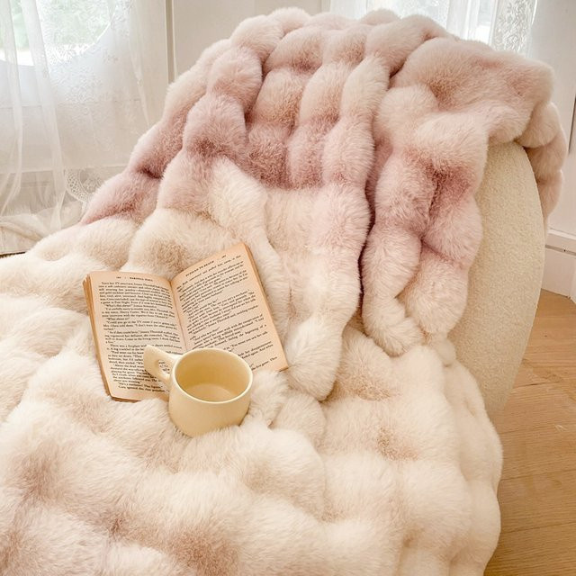 Flauschige Kaninchen Plüschdecke in Kirschrot für Herbst und Winter, weiche Kuscheldecke aus Kunstfell für Sofa und Schlafzimmer - Bild 1