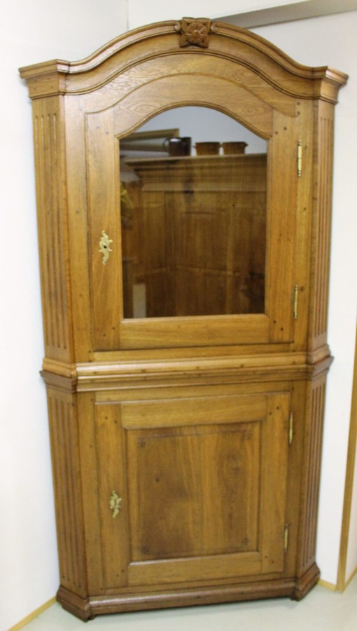 Antikhof Brück Eckvitrine Barock Eiche in Braun mit Glastüren und Regalböden, H: 220 cm, B: 115 cm, T: 60 cm - Bild 1