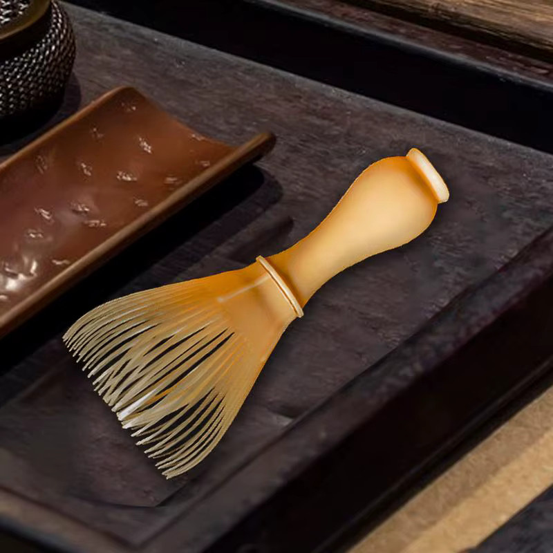 Traditioneller japanischer Matcha-Mixer Chasen in Beige für Matcha Latte und Teezubereitung - Bild 3