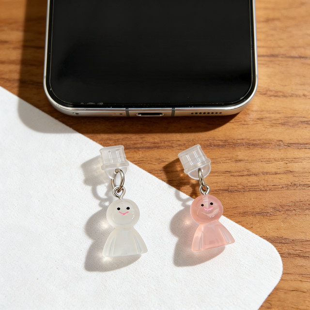 Sunny Day Doll Handy-Staubschutz Bring Your Own Good Luck in Weiß für iPhone und USB-C - Bild 1