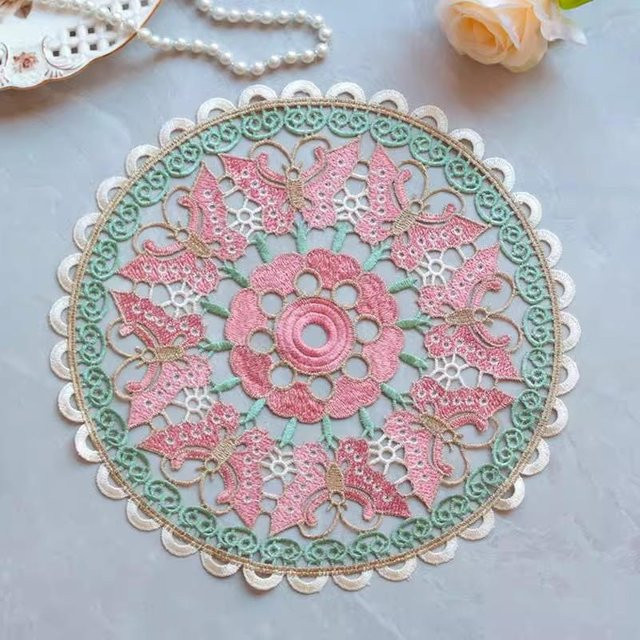 Runde Häkel-Tischdecke im klassischen amerikanischen Stil mit floraler Stickerei aus Baumwolle, Grau, Durchmesser: 30 cm - Bild 1