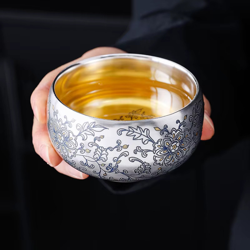 Handgefertigte Keramik-Teetasse mit 999er Silbervergoldung und floraler Emaille-Dekoration in Gold - Bild 1