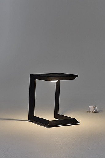 SOLO LED solarbetriebener Tisch von Jotex in Schwarz aus pulverbeschichtetem Aluminium, B/T/H: 42,5 x 48,0 x 35,0 cm - Bild 1