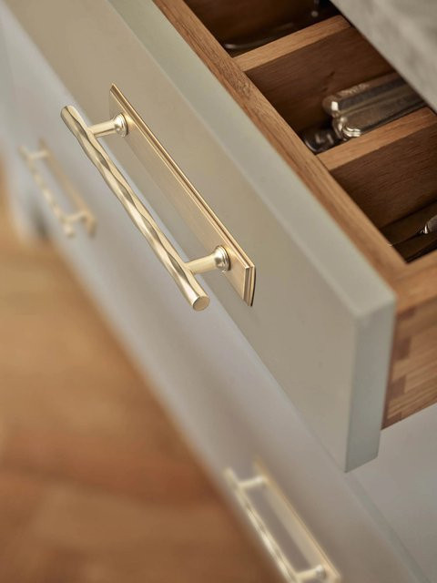Goo-Ki Möbelgriffe und Schubladengriffe aus Messing und Zinklegierung in Gold mit Rückplatte - Bild 1
