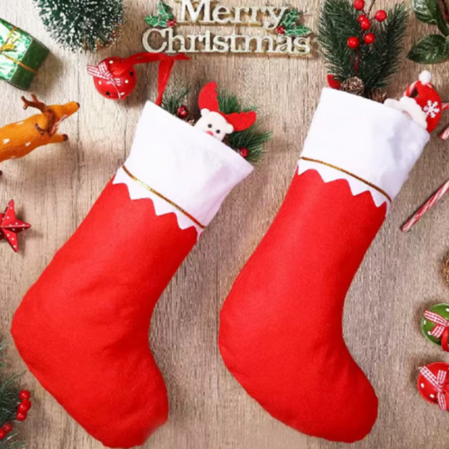 12er Set Weihnachtsstrümpfe aus Polyester in Weiß und Gold mit grünem Rand und Goldfaden als hängende Weihnachtsdekoration - Bild 4