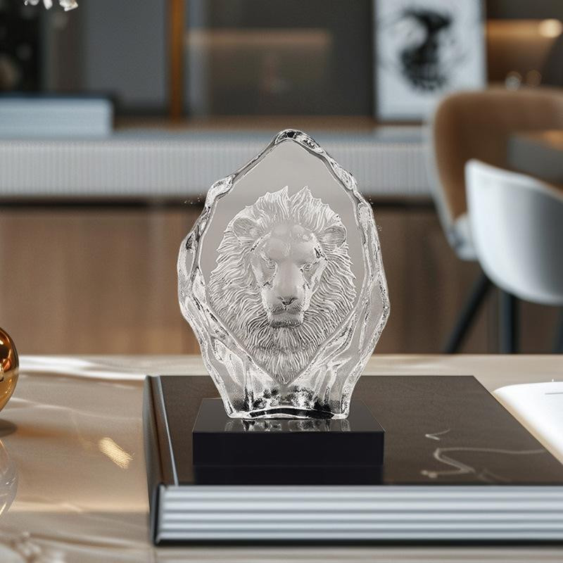 Premium Löwenkopf Ornament aus Glas in Transparent als luxuriöse Tischdekoration für dein Wohnzimmer oder Büro - Bild 4