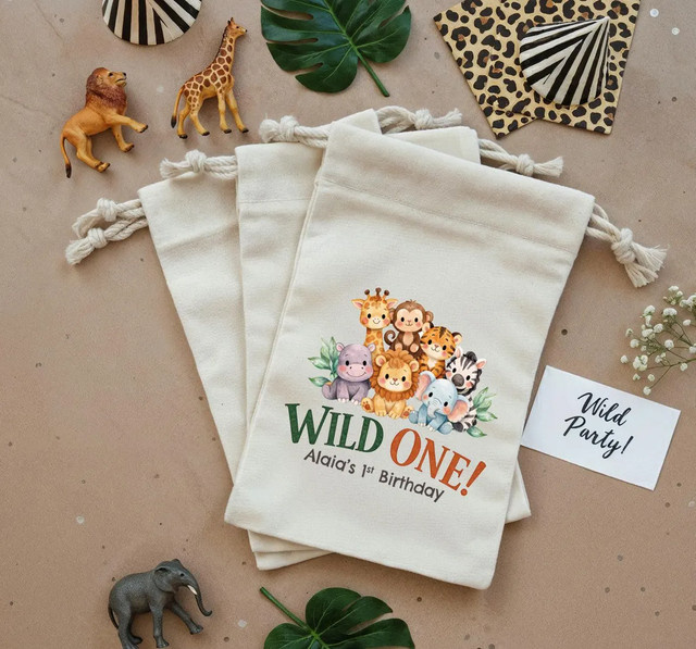 5 Stück personalisierte Wild One Dschungel Geschenktüten mit Wildtier-Motiv in Weiß für deine Kindergeburtstags-Dekoration - Bild 1