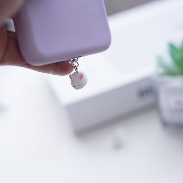 Mini-Kaninchen Staubstopfen-Charms in Weiß für USB-C und Lightning Anschlüsse - Bild 1