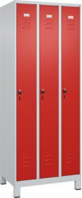 C+P Spind Classic PLUS Garderobenschrank mit 3 Abteilen, Füße, Sicherheits-Drehriegel und 3 Garderobenhaken, Farbe: Grau/Rot, B/T/H: 195 x 75 x 50 cm - Bild 1