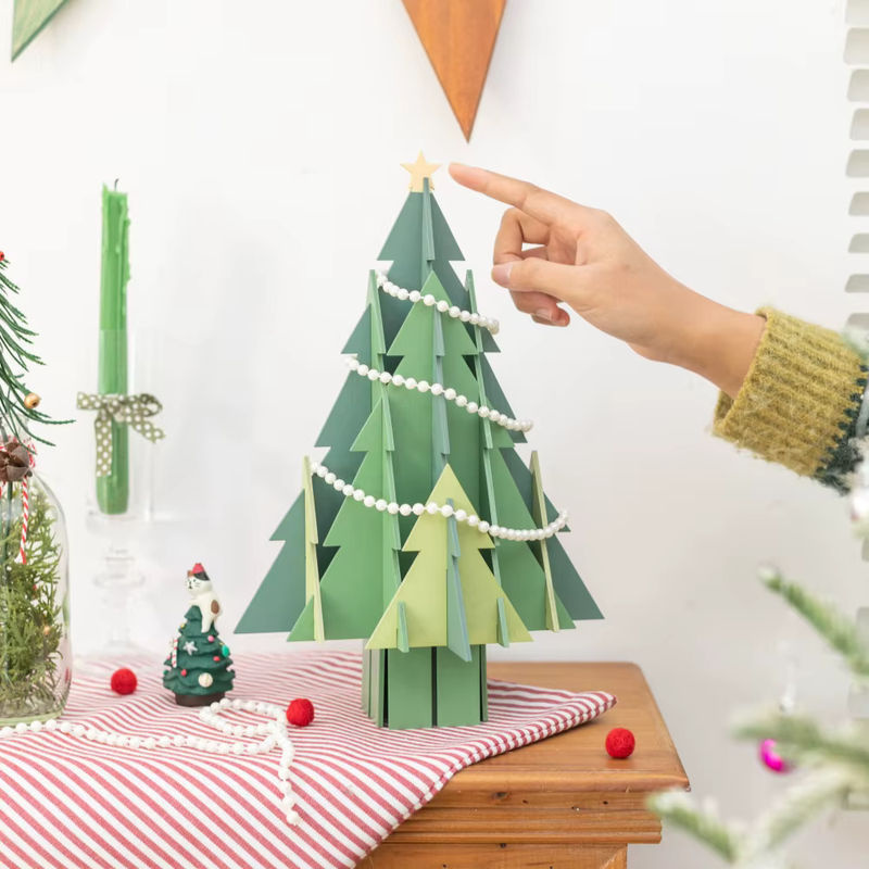 Kreative DIY Holz-Weihnachtsbausteine in Tannenbaumform als skandinavische Deko in Braun und Grün - Bild 2