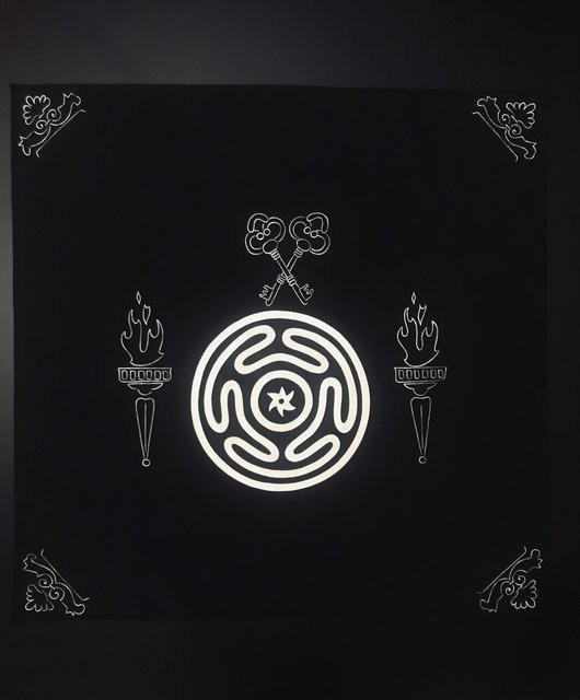 VIKAMA Hecate Maze Tischdecke in Schwarz mit mystischem Tarot- und Hexen-Design - Bild 1