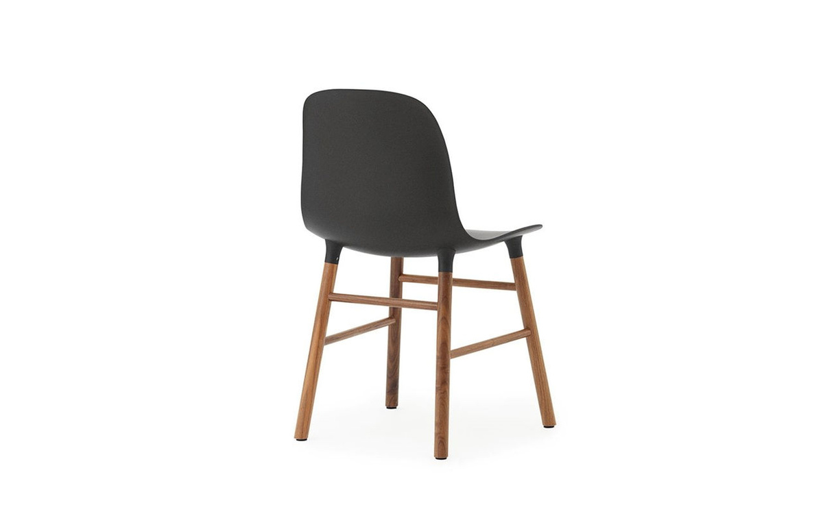 Normann Copenhagen Form Stuhl mit Holzgestell und Kunststoffschale in Schwarz Matt - Bild 2