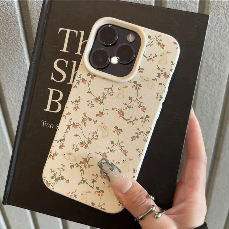 Anti-Sturz-Handyhülle mit Hasen- und Fruchtmuster sowie Litschi-Textur für iPhone 17, 16 und 15 Serien in Beige und Multicolour - Bild 2