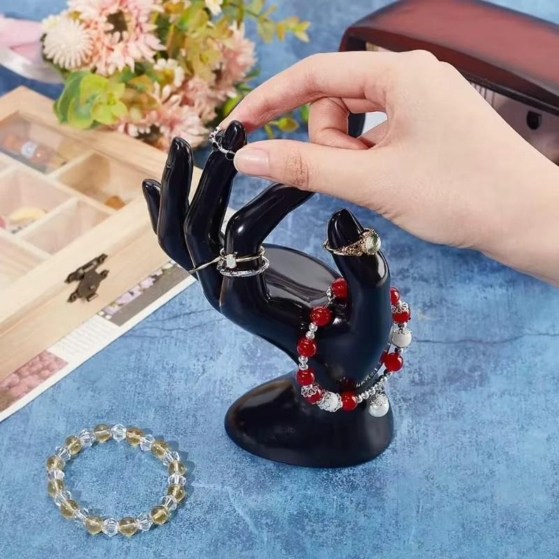 OK Gesture Ring Handhalter Schwarz als Schmuckständer und Uhrenständer aus Kunststoff für Ringe, Armbänder und Uhren zur Präsentation und als Foto-Requisite - Bild 3