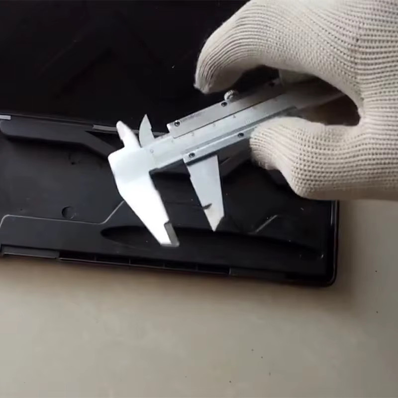 Digitaler Metall Messschieber in Silber mit 150 mm Messbereich für professionelle Messungen in der Holzbearbeitung - Bild 2