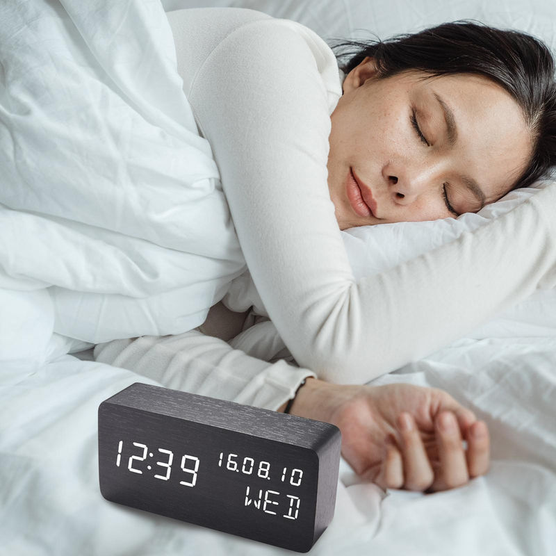 Digitaler Schreibtisch-Wecker aus Holz von Tooarts mit Sprachsteuerung, LED-Anzeige, Datum, Thermometer und Hygrometer in Beige - Bild 6