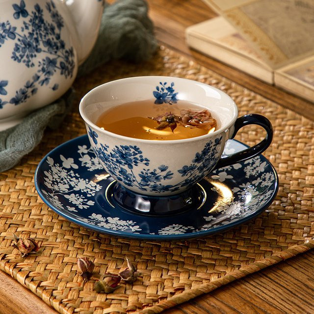 Kaffeetassen und Untertassen aus Keramik im chinesischen Stil mit blau-weißem Porzellan und floralem Muster - Bild 1