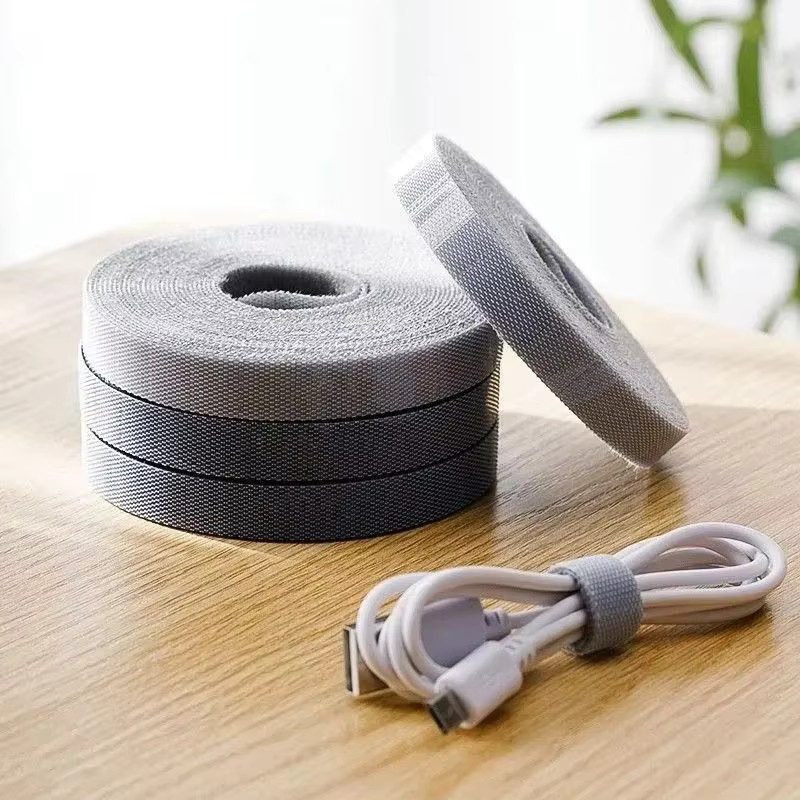 3M Kabelbinder aus Nylon mit Klettverschluss als wiederverwendbarer Kabelorganizer für deinen Schreibtisch in Schwarz und Grau - Bild 2
