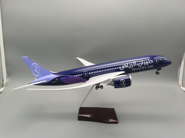 ZOCO Riyadh Airlines B787 Flugzeugmodell im Maßstab 1:130 mit LED-Leuchten, Länge: 47 cm - Bild 1