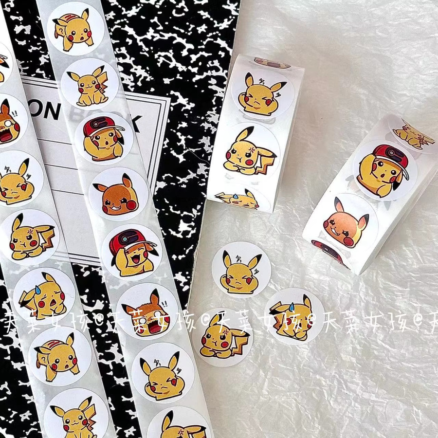 500 Stück Pokemon Pikachu und Charizard Aufkleber von Takara Tomy, runde Kawaii Anime Sticker in Multicolour für Graffiti und Gepäck - Bild 2