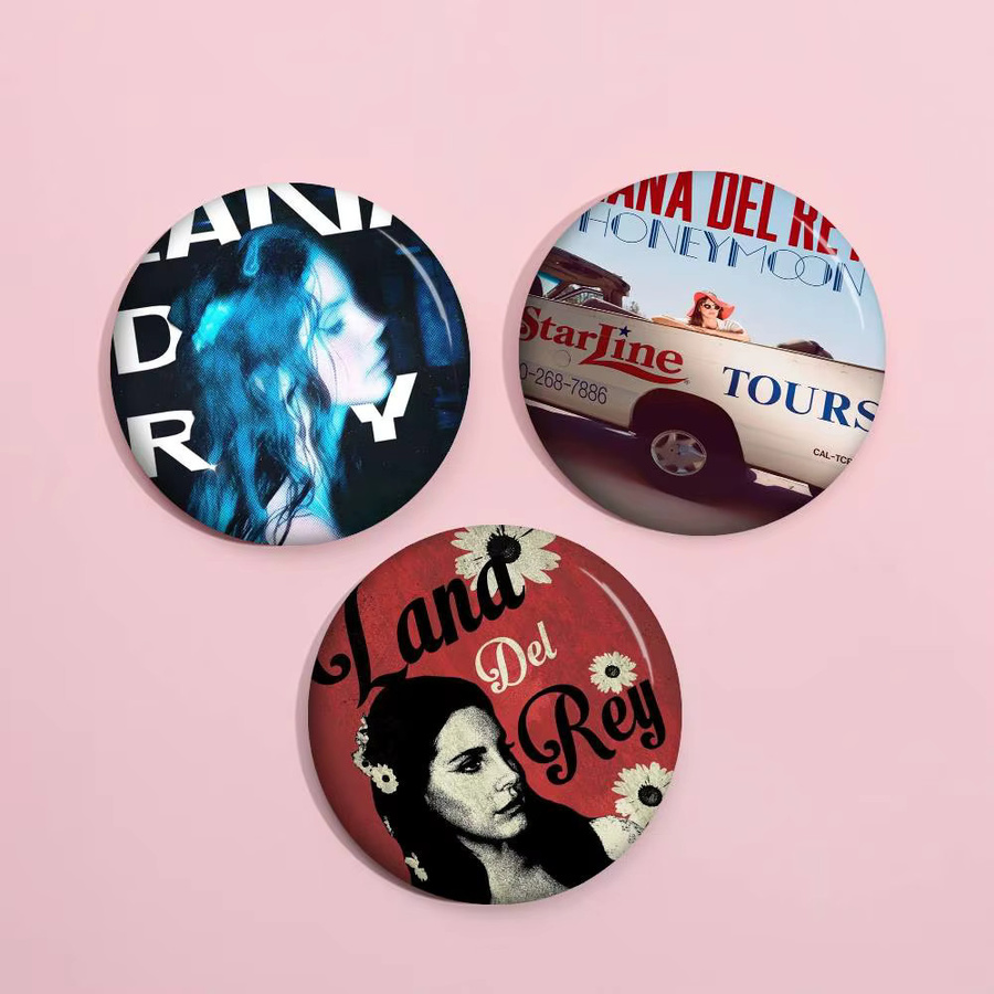 Anstecker Lana Del Rey Cartoon, Metall, Bunt - Bild 2