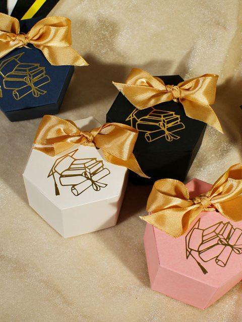 10 Stück sechseckige Papier-Geschenkboxen für die Abschlussfeier in Mehrfarbig mit goldenem Abschlusshut-Motiv - Bild 1