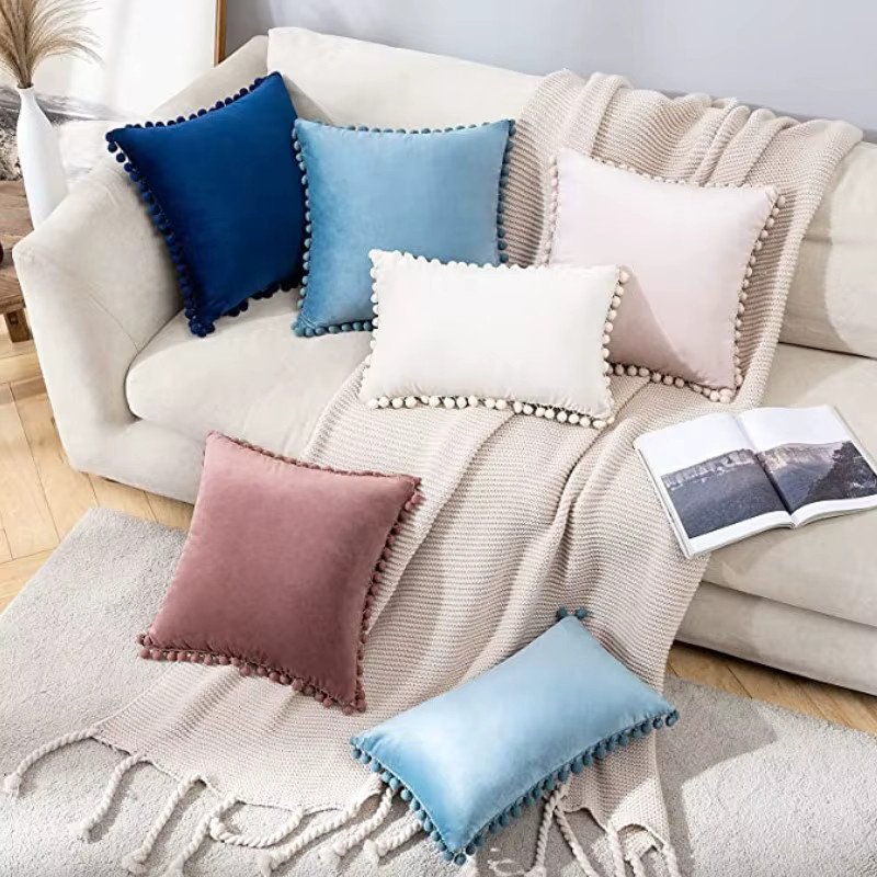 Inyahome Samt-Kissenbezug mit Pompons im nordischen Design, Weiß und Lila, ultraweich für Sofa und Couch - Bild 2