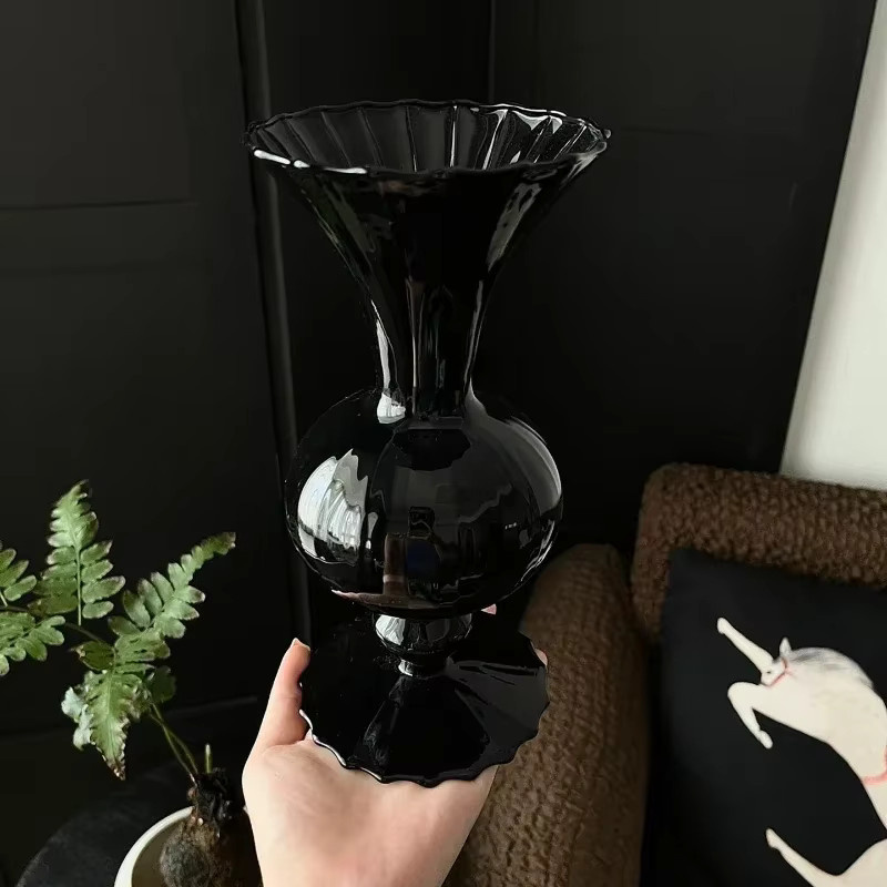 Minimalistische schwarze Glasvase im europäischen Mid-Century-Stil für Wohnzimmer und Esstisch - Bild 2