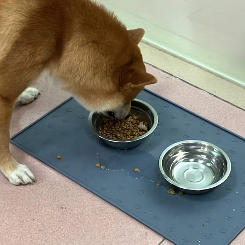 Rutschfeste Silikon-Futtermatte von pawstrip für Hunde und Katzen, wasserdichtes Haustier-Tischset in Schwarz und Grau, B: 48 cm, T: 30 cm - Bild 2