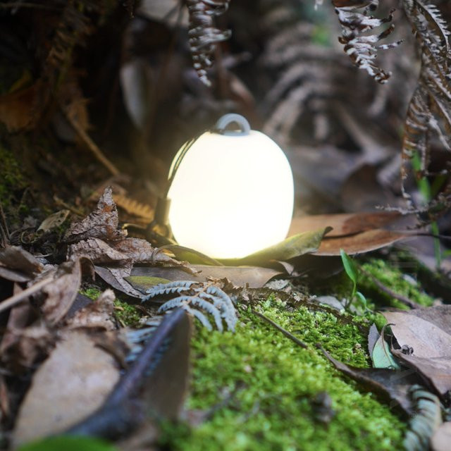 Eiförmiges Silikon-Campinglicht in Weiß mit warmweißem Licht und Touch-Bedienung via USB - Bild 1