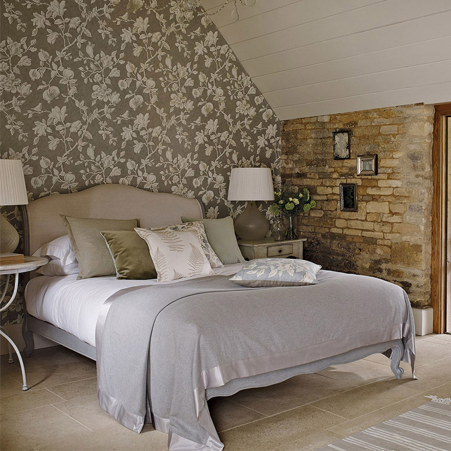 Sanderson Tapete Magnolia & Pomegranate in Silver/Linen mit floralem Vintage-Design und botanischem Muster als Non-Woven Rolle - Bild 1