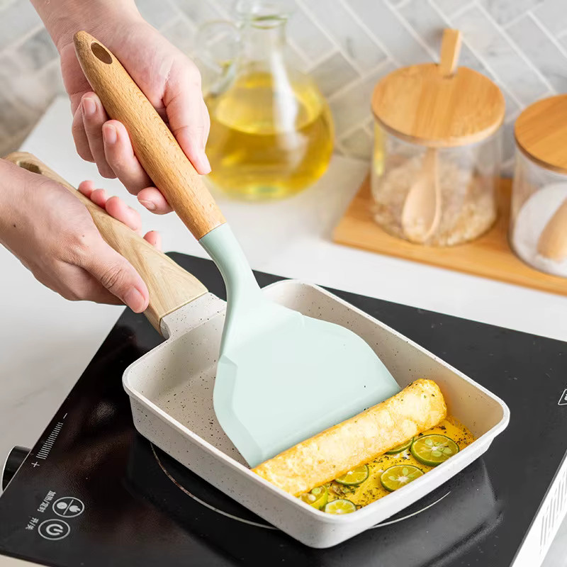 AJOYOUS Silikon Spatel mit Holzgriff in Grün für Tamagoyaki und zum Braten von Fleisch und Eiern - Bild 2