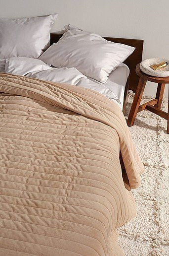 Jotex GURI Tagesdecke aus Samt in Beige, gesteppt und gestreift - Bild 1