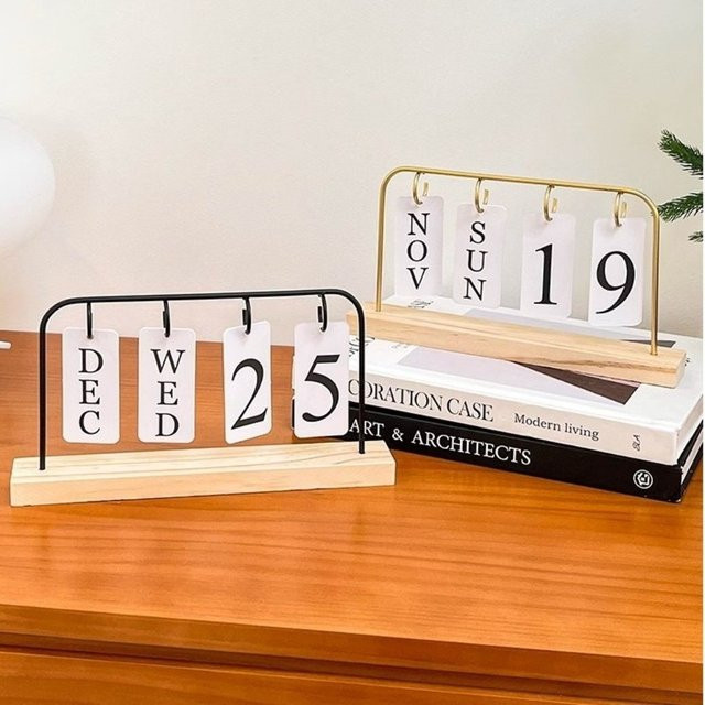 Holz-Desktop-Flip-Kalender in Gold im Vintage-Design als kreativer Standkalender zur täglichen Datumsanzeige - Bild 1