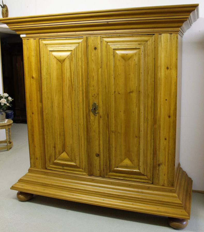 Antikhof Brück Wellenschrank aus Fichte um 1740, Braun, B/T/H: 82,0 x 20,0 x 198,0 cm - Bild 1
