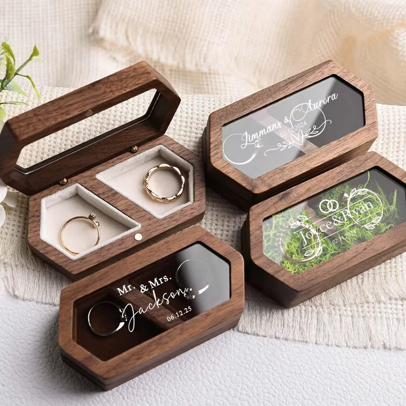 Personalisierte Ringbox aus Walnussholz mit Gravur von Alex Streeter in Braun und Weiß als Eheringhalter für Verlobungsringe - Bild 2