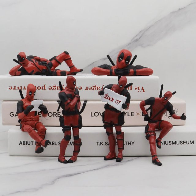 Marvel Deadpool Figur in Rot als Schreibtisch-Dekoration für dein Büro oder Zuhause, Höhe: 8 cm - Bild 1