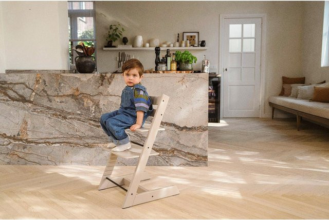 Stokke Tripp Trapp Treppenhochstuhl aus Buchenholz in Grau - Bild 1