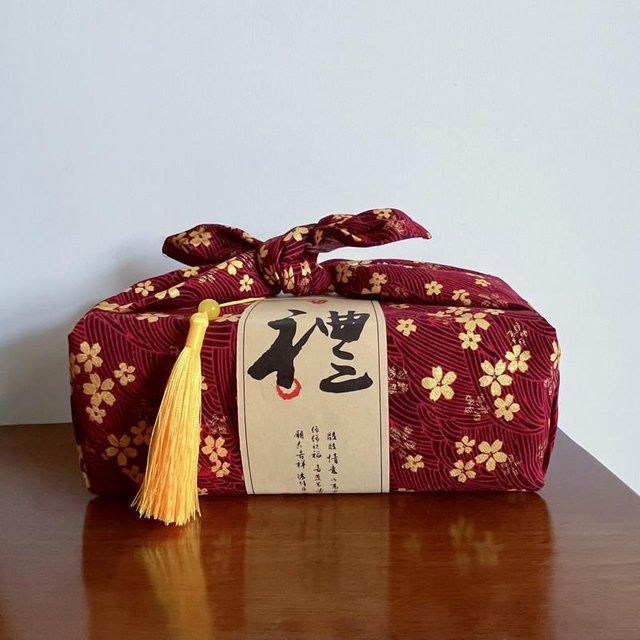 Japanisches Furoshiki Taschentuch von Yiran Furniture mit pastoralem Blumendesign in Rot, B/B/B: 70 x 70 cm - Bild 1