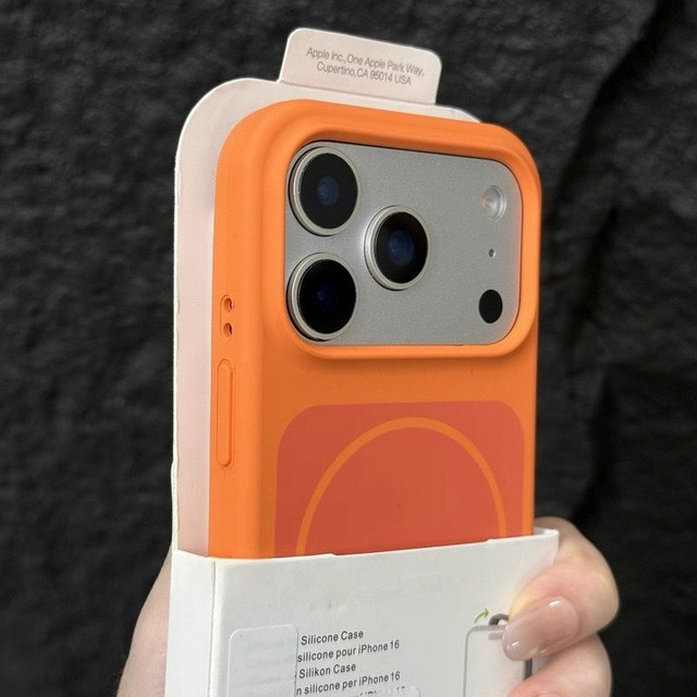 MagSafe kompatible Silikon Handyhülle mit mattem Finish für iPhone 17, 16, 15, 14 und Pro Max in Grau, Schwarz oder Orange - Bild 1