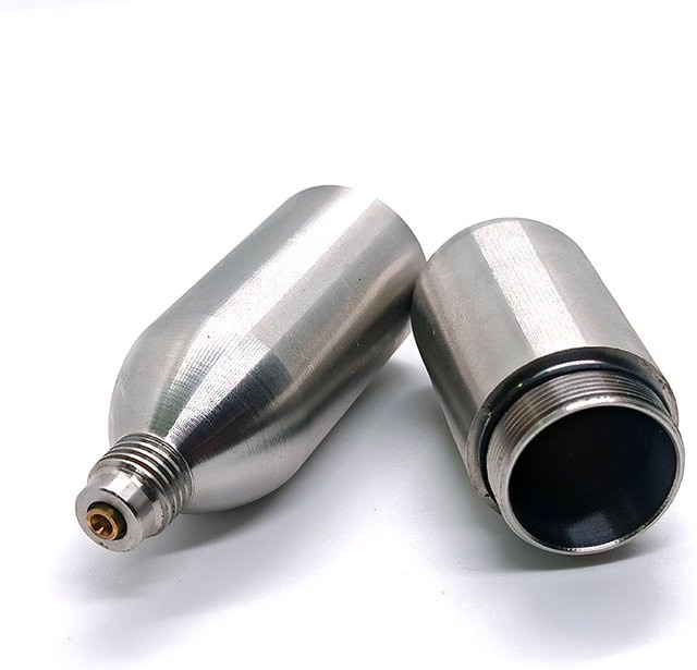 Wiederverwendbare Edelstahlflasche für CO2-Kartuschen in Silber zur Herstellung von kohlensäurehaltigen Getränken und für verschiedene Anwendungen - Bild 1