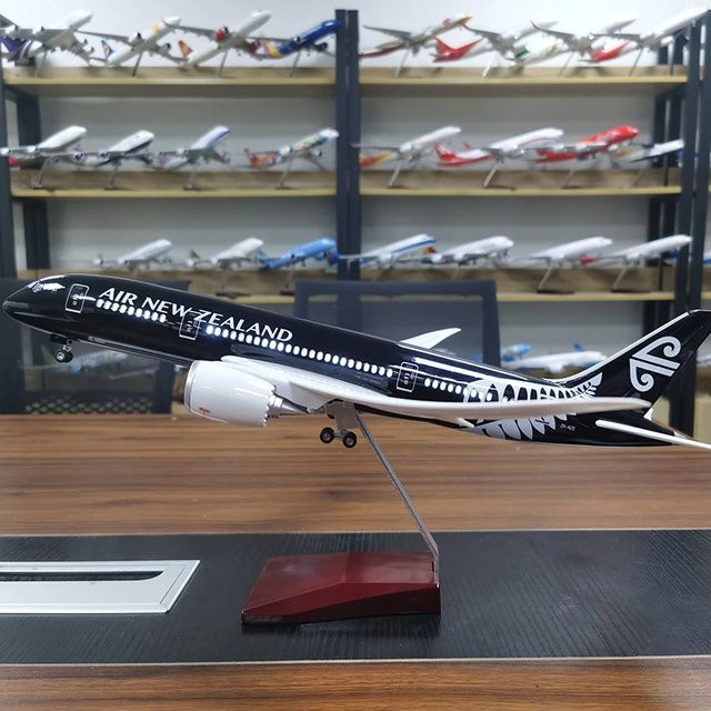 ZOCO New Zealand Airlines B787 Miniaturflugzeug, mit Licht und Rädern, 43cm - Bild 1